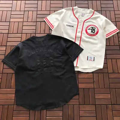 SUPREME T-Shirt