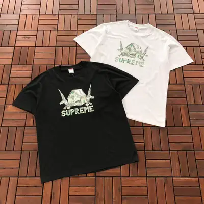 SUPREME T-Shirt