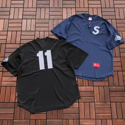 SUPREME T-Shirt
