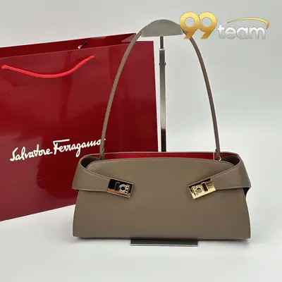 FERRAGAMO | Item ID: 22106