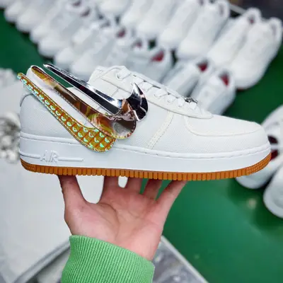 NIKE