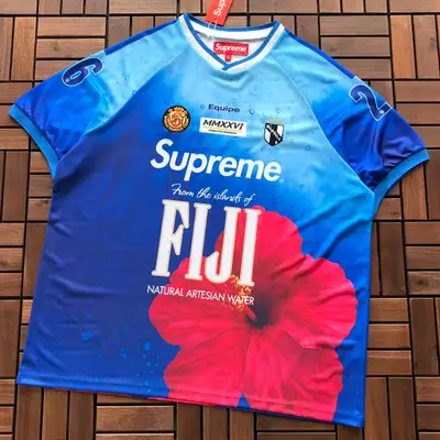 SUPREME T-Shirt