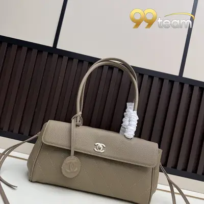 CHANEL | Item ID: 02004