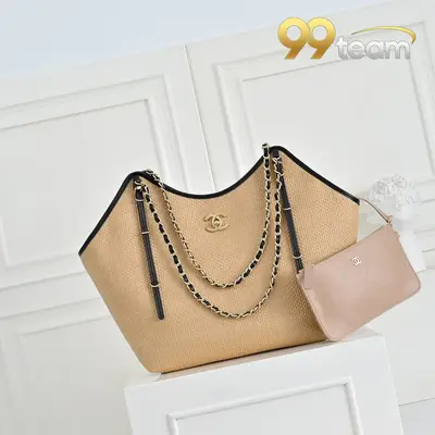 CHANEL | Item ID: 01606