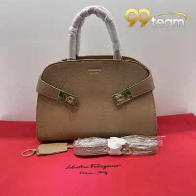 FERRAGAMO | Item ID: 22115