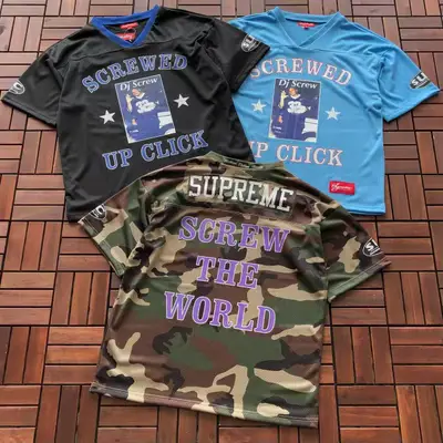 SUPREME T-Shirt