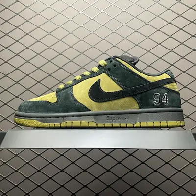 NIKE SB Dunk x Supreme