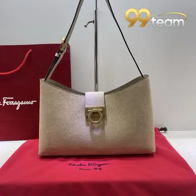 FERRAGAMO | Item ID: 22158