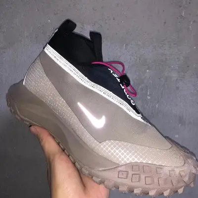 NIKE