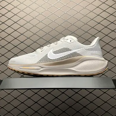 NIKE Zoom Invincible