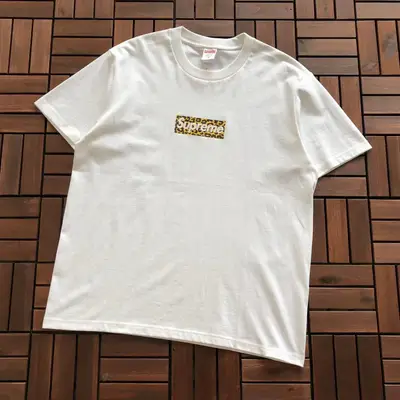 SUPREME T-Shirt