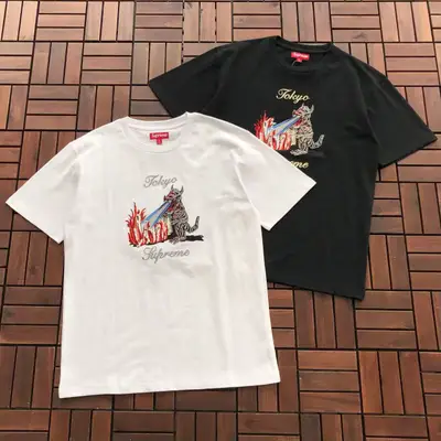 SUPREME T-Shirt
