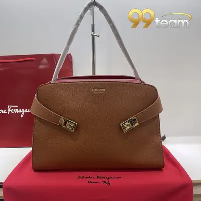 FERRAGAMO | Item ID: 22135